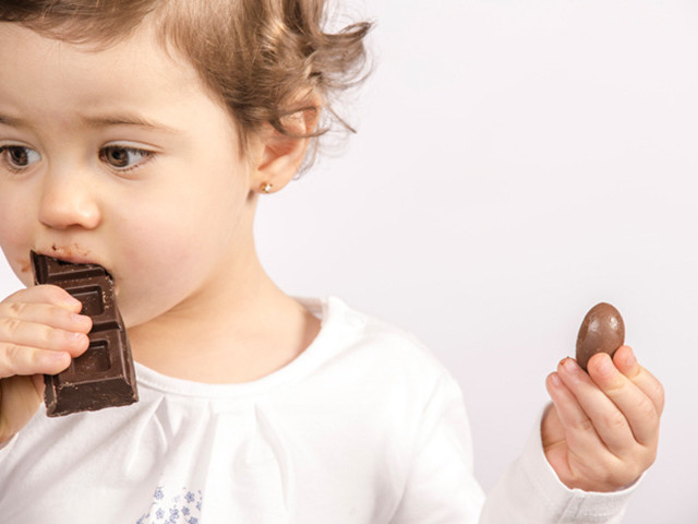Ребенок с шоколадкой 
